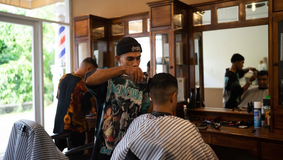 Tukang cukur menggunting rambut di Faded Studio Bali Pererenan, Bali, Bali, ID.
