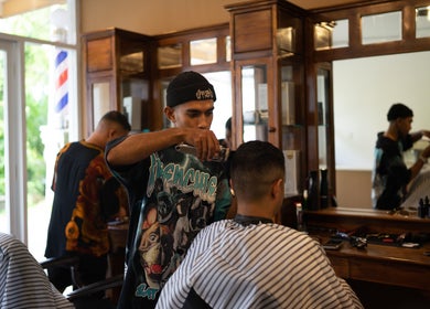 Tukang cukur menggunting rambut di Faded Studio Bali Pererenan, Bali, Bali, ID.