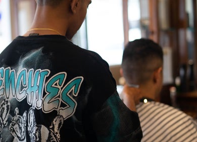 Potongan rambut modern di Faded Studio Bali Pererenan, Bali, Bali, ID. Menciptakan gaya unik dan elegan.