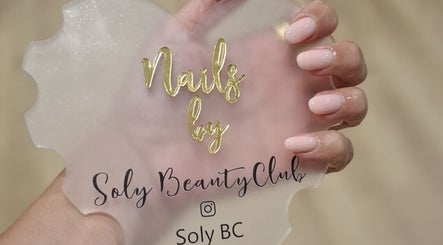 Manicure élégante à Soly.bc, Rabat, Rabat-salé-kénitra, MA, mettant en valeur des ongles soignés et raffinés.