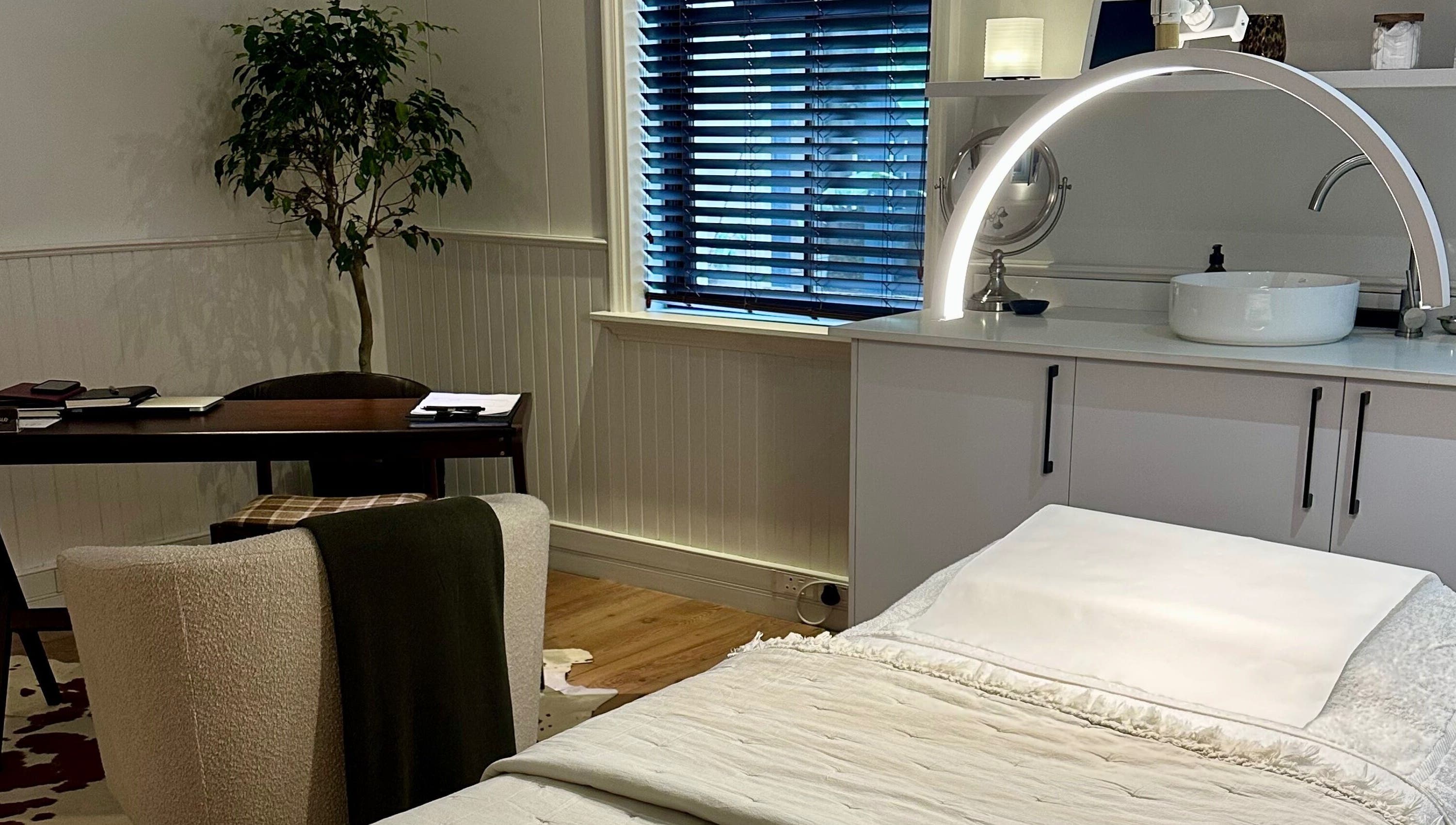 A tranquil treatment room at Pascale Dermal Aesthetics, Stellenbosch, Western Cape, ZA, featuring stylish decor.