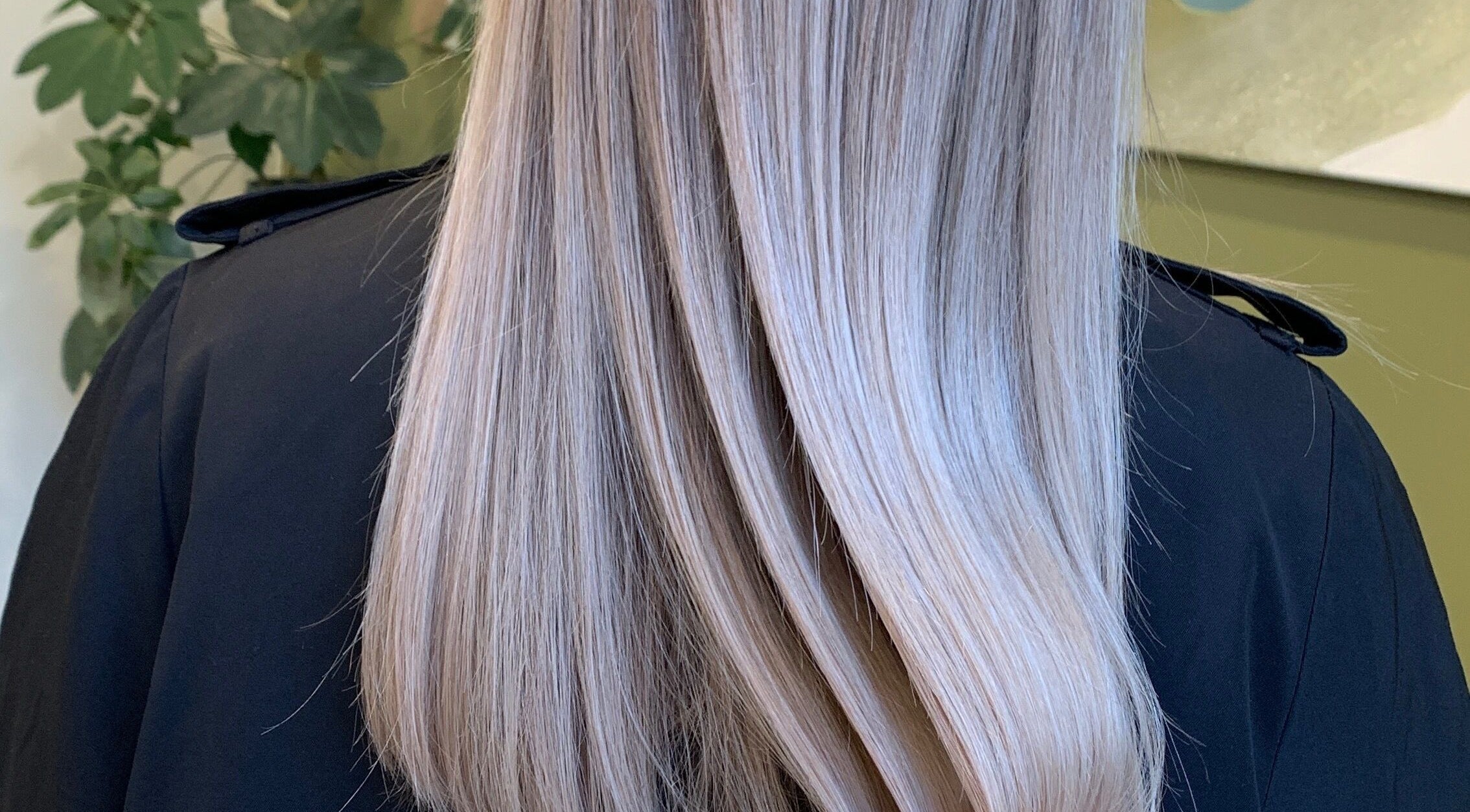 Gładkie srebrne włosy w salonie WIALcolor, Warszawa, Województwo Mazowieckie, PL.