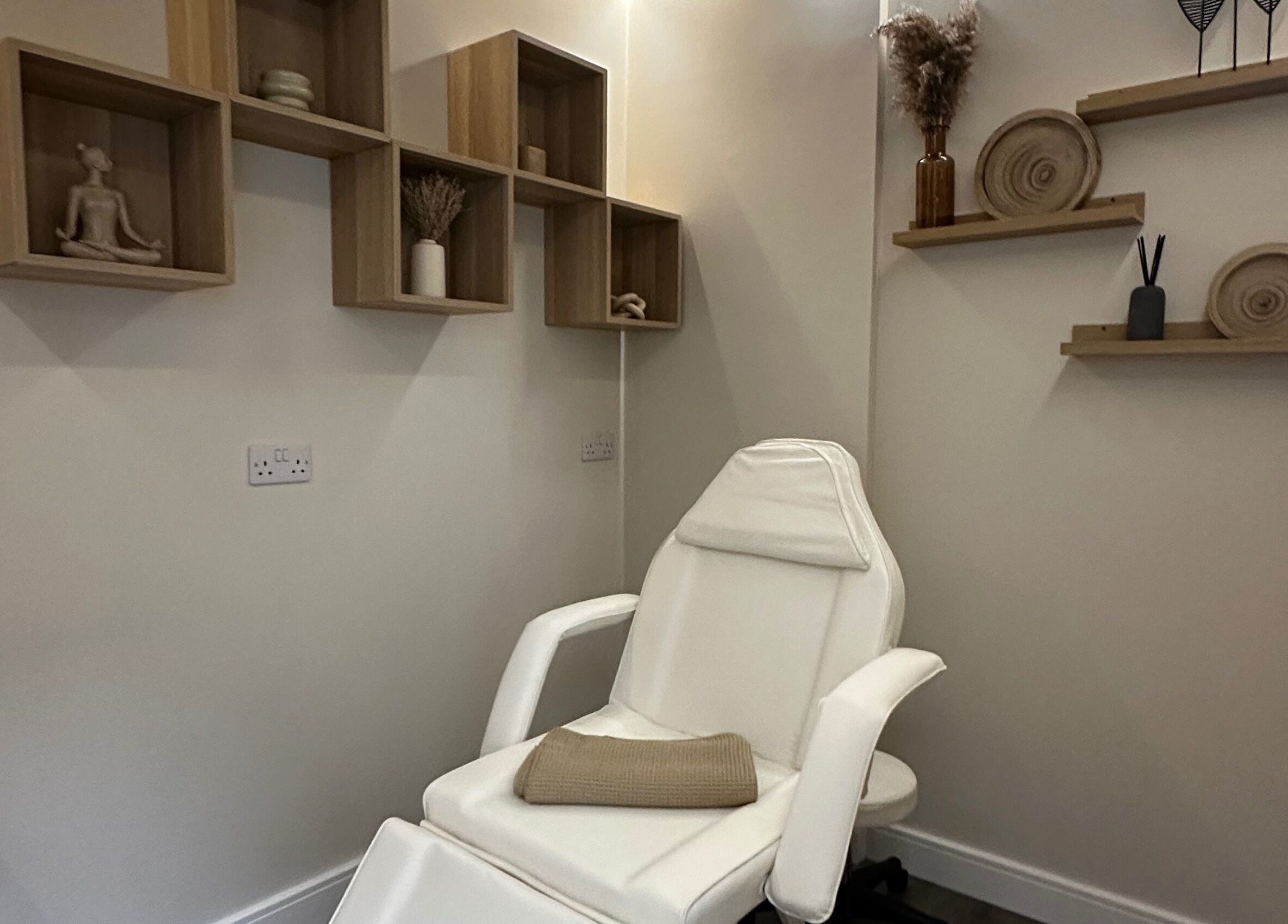 Relaxing therapy room at Rituals Holistic Massage in Cardiff, Wales, GB with comfortable chairs and calming decor.