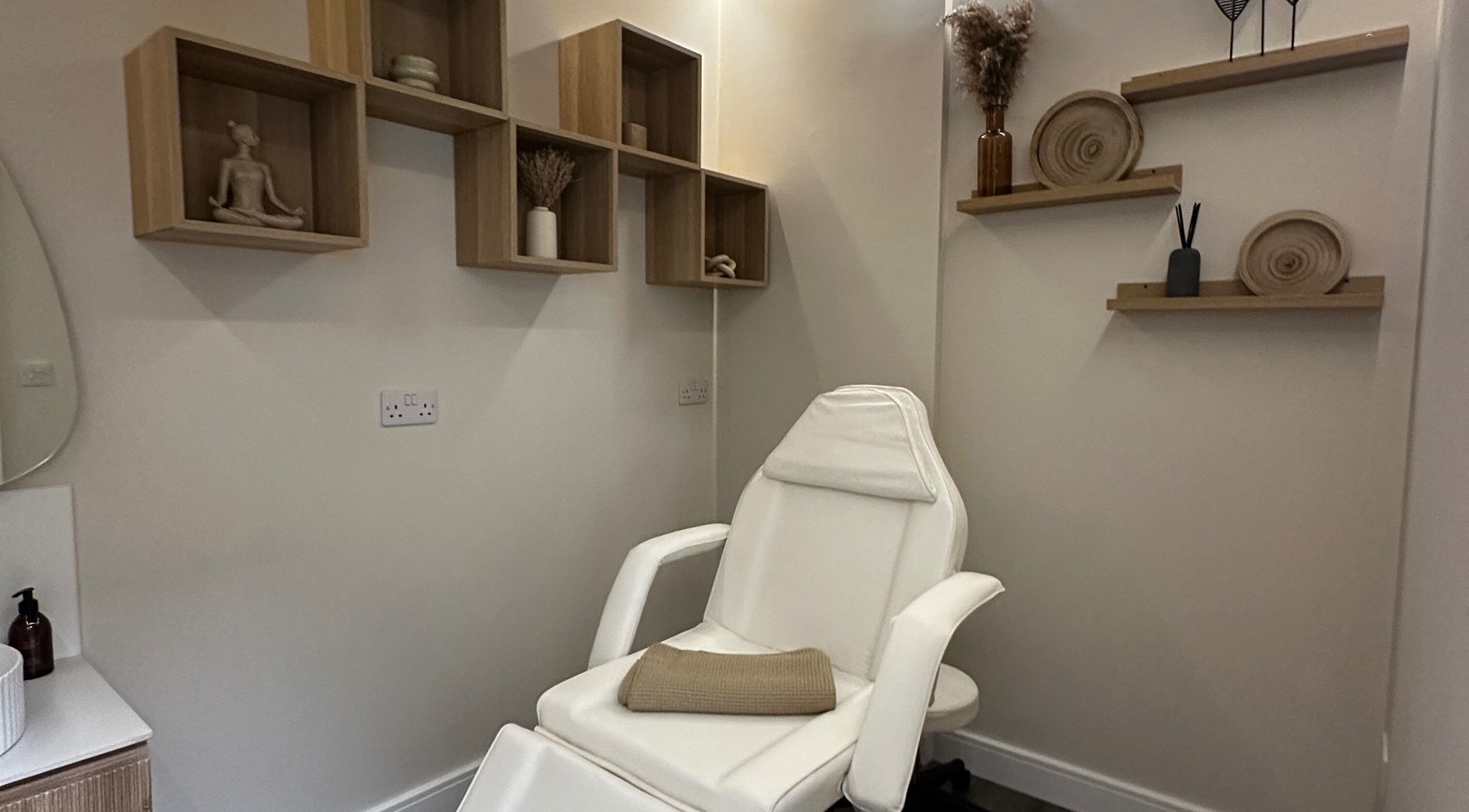 Relaxing therapy room at Rituals Holistic Massage in Cardiff, Wales, GB with comfortable chairs and calming decor.