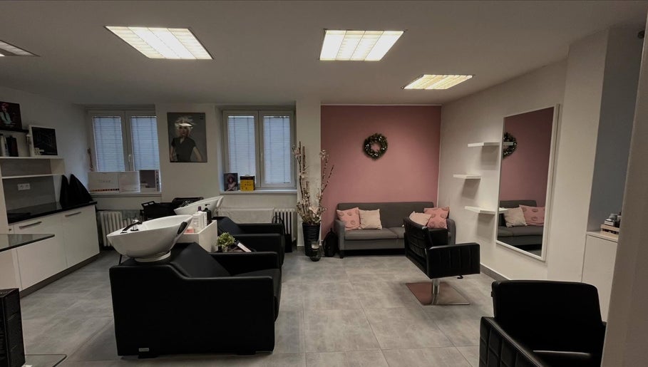Moderní a útulný interiér salonu Kadeřnice Veronika Štursová v Pardubickém Kraji, CZ s elegantními křesly.