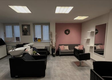 Moderní a útulný interiér salonu Kadeřnice Veronika Štursová v Pardubickém Kraji, CZ s elegantními křesly.
