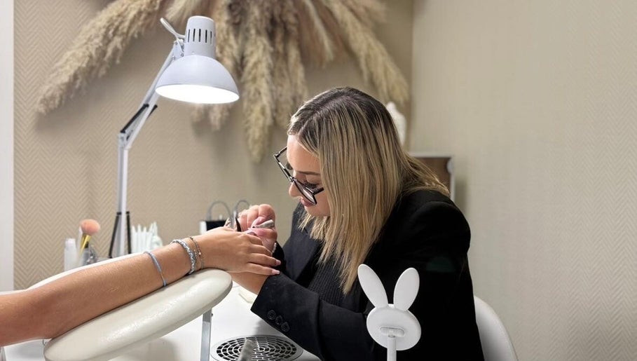 Manucure professionnelle au Sa Esthetique, homecourt, Grand Est, FR offrant un soin des ongles relaxant.
