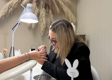 Manucure professionnelle au Sa Esthetique, homecourt, Grand Est, FR offrant un soin des ongles relaxant.