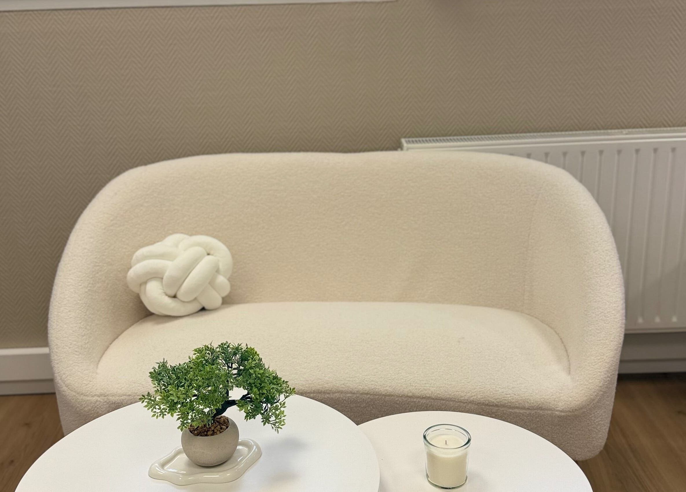 Coin détente chic de Sa Esthetique, homecourt, Grand Est, FR avec canapé et décor élégant.