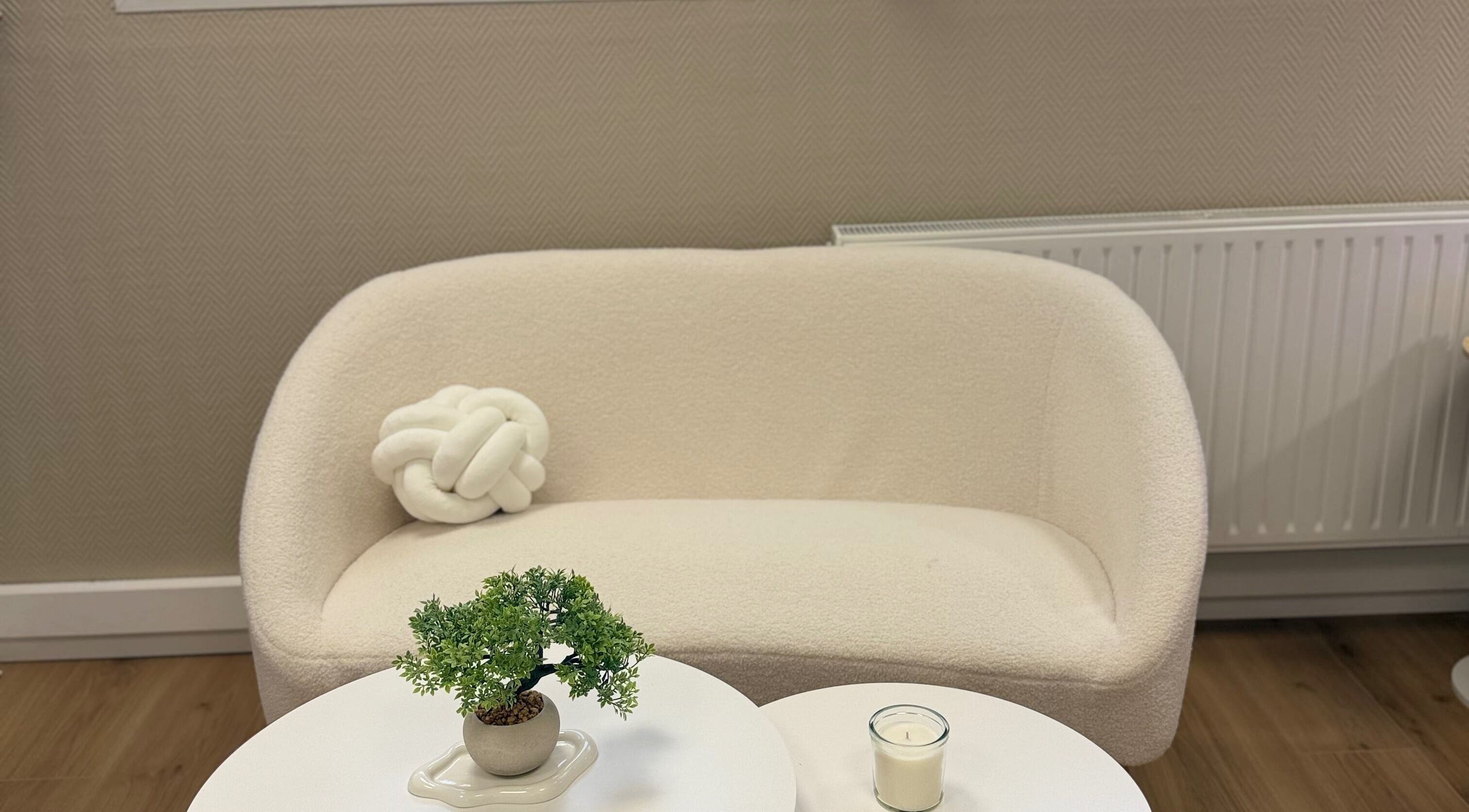 Coin détente chic de Sa Esthetique, homecourt, Grand Est, FR avec canapé et décor élégant.