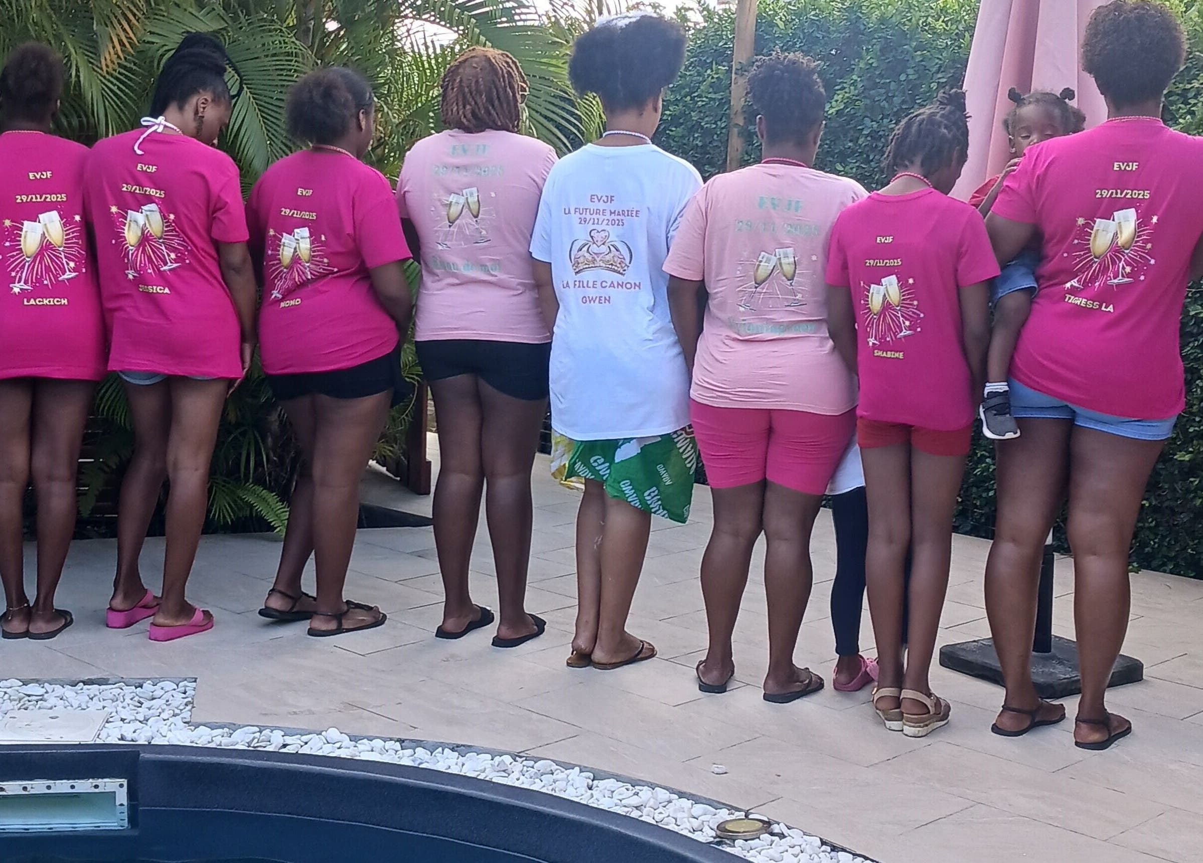 Photo de groupe d'une fête au Paradise De Lylychou, Sainte Anne, Guadeloupe, FR.