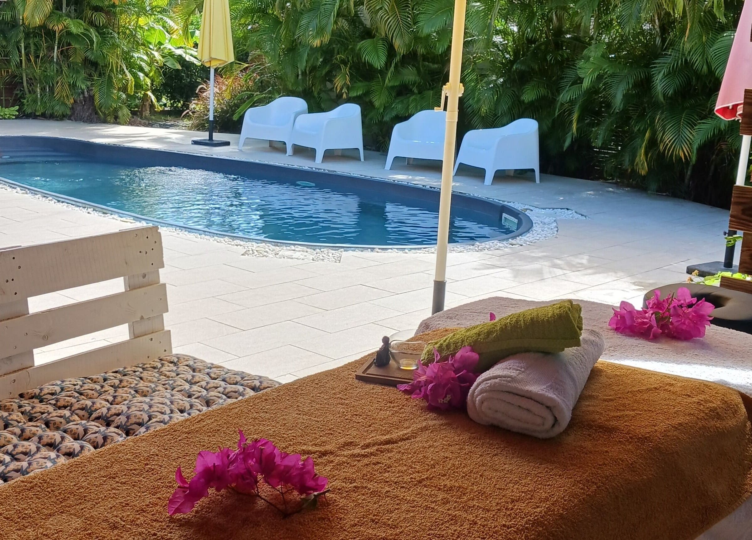 Espace bien-être au bord de la piscine à Paradise De Lylychou, Sainte Anne, Guadeloupe, FR.