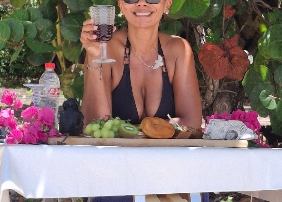 Détente à Paradise De Lylychou, Sainte Anne, Guadeloupe, FR, avec fruits et boisson en bord de plage.
