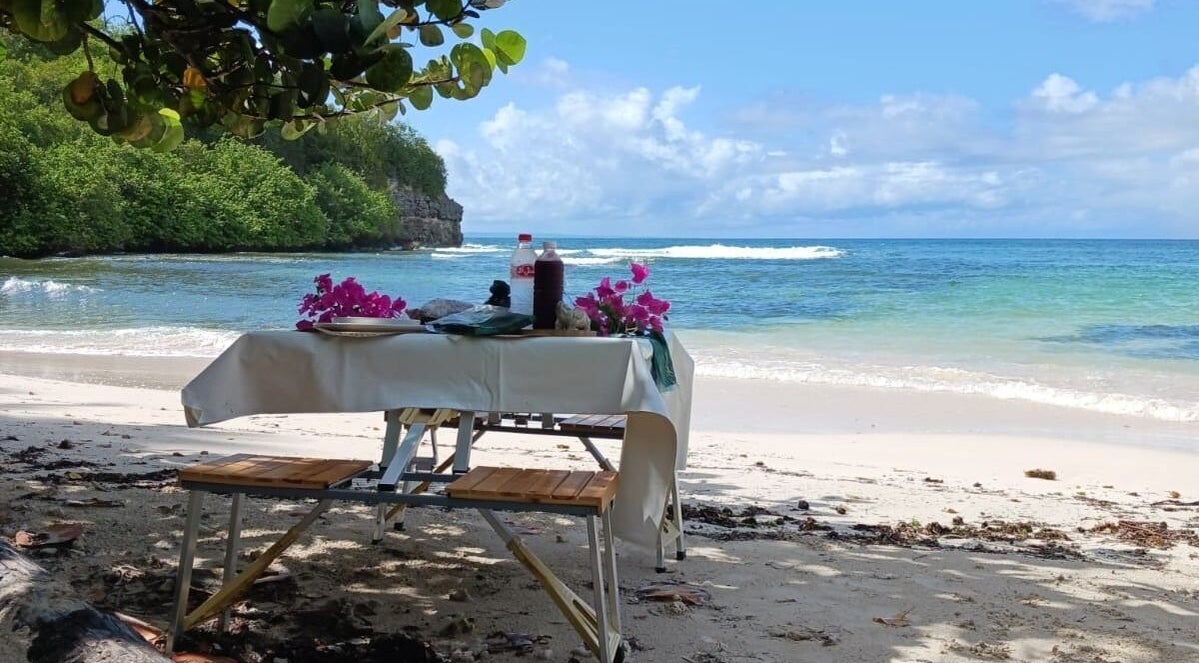 Table de plage à Paradise De Lylychou, Sainte Anne, Guadeloupe, FR, vue sur l'océan.