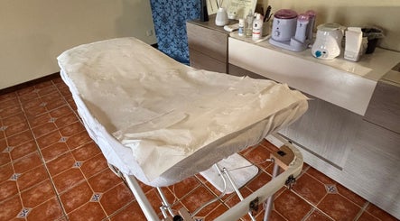 Table de soin à Claire Beauty Nail's, Clérac, Nouvelle-Aquitaine, FR, prête pour des services esthétiques.