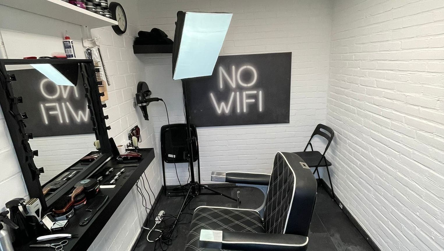 Interieur van The Psychology Barber in Rijswijk, Zuid-Holland, NL met een stijlvolle kappersstoel en decor.