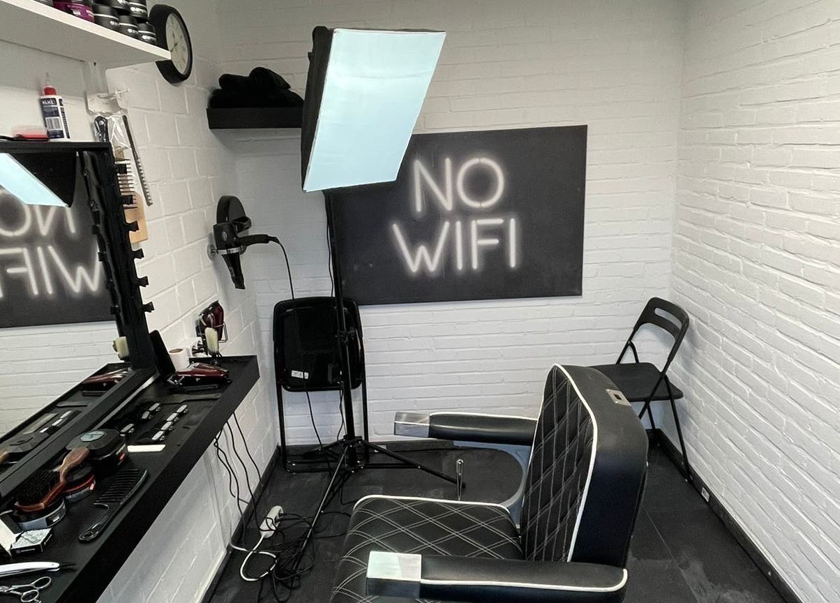 Interieur van The Psychology Barber in Rijswijk, Zuid-Holland, NL met een stijlvolle kappersstoel en decor.
