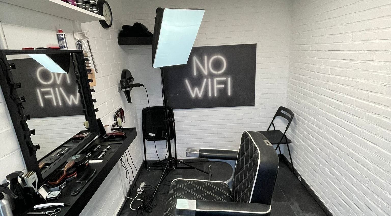 Interieur van The Psychology Barber in Rijswijk, Zuid-Holland, NL met een stijlvolle kappersstoel en decor.