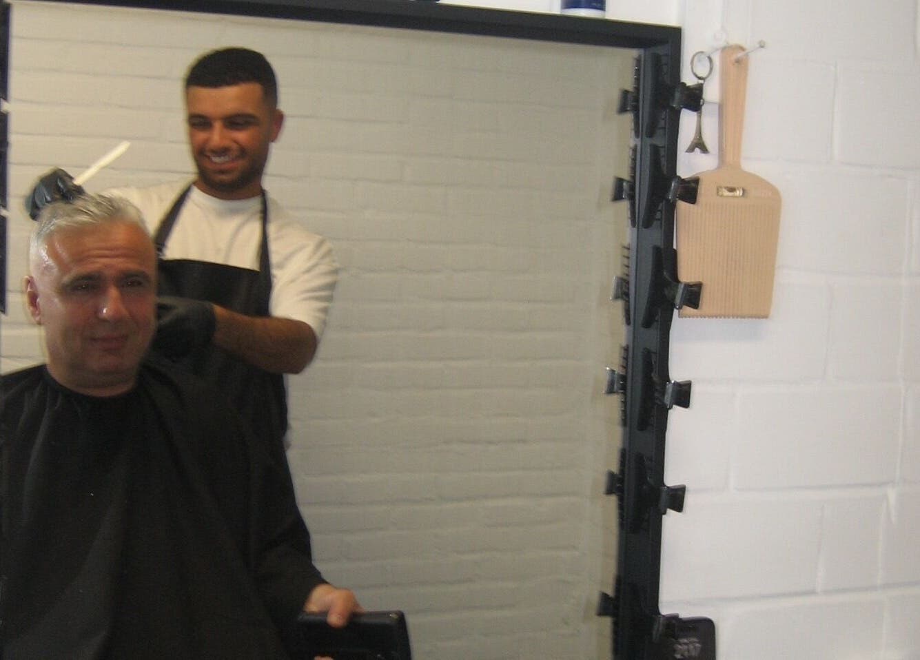 Kapper knipt klant bij The Psychology Barber in Rijswijk, Zuid-holland, NL.