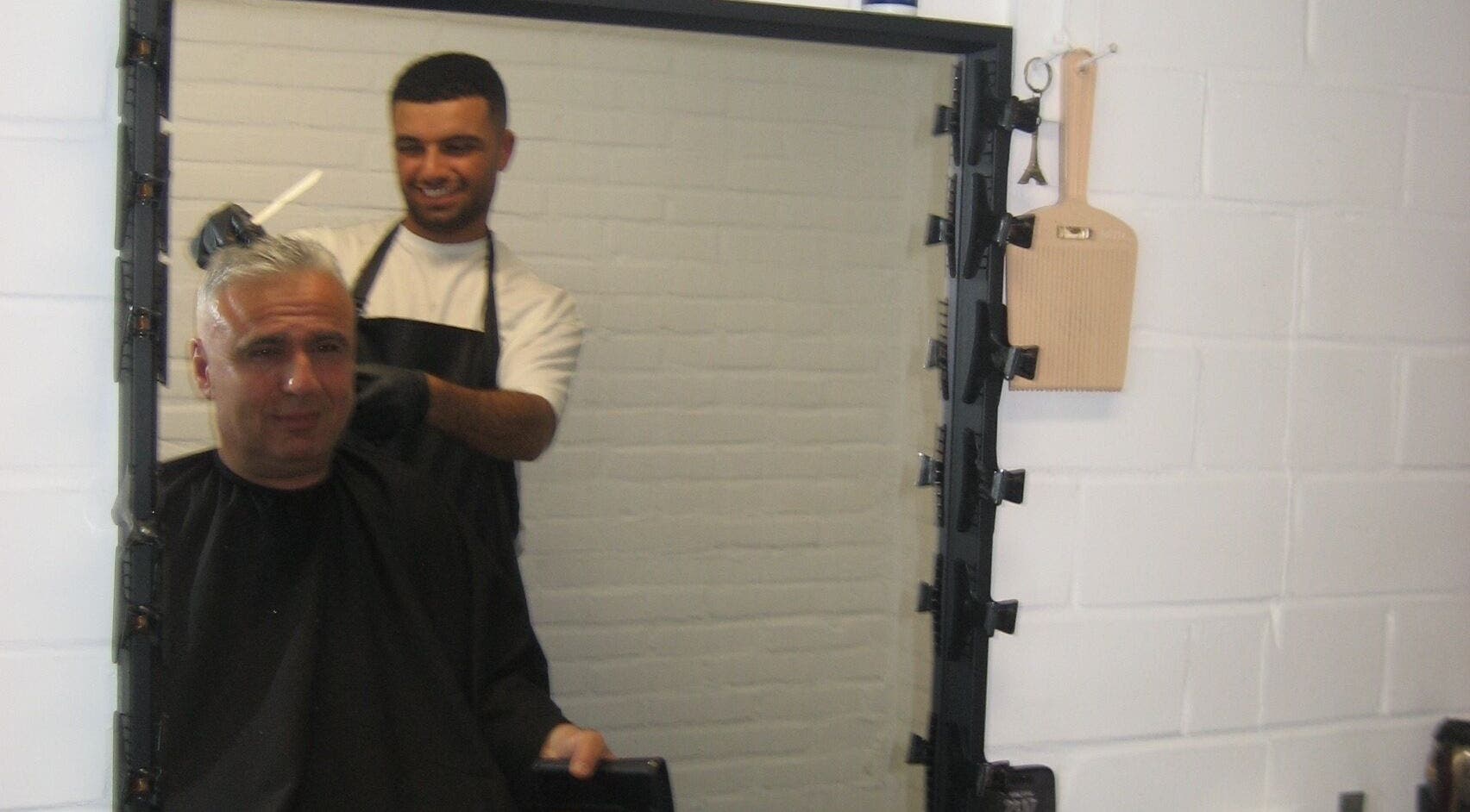 Kapper knipt klant bij The Psychology Barber in Rijswijk, Zuid-holland, NL.
