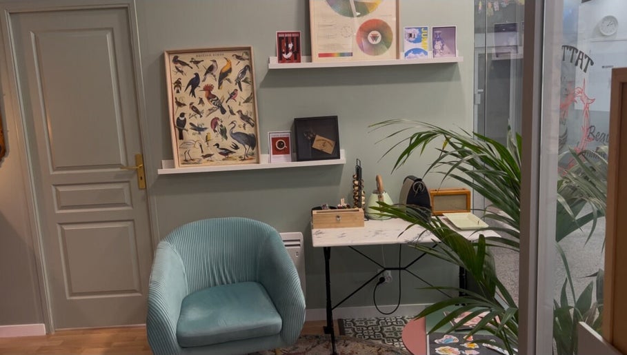 Espace d'accueil chaleureux chez Fleur de Peau Tattoo Studio, Courbevoie, Île-de-france, FR.