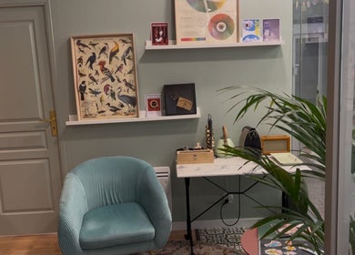 Espace d'accueil chaleureux chez Fleur de Peau Tattoo Studio, Courbevoie, Île-de-france, FR.