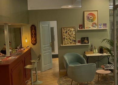 Intérieur accueillant de Fleur de Peau Tattoo Studio à Courbevoie, Île-de-france, FR, avec décoration charmante.