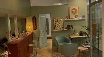 Intérieur accueillant de Fleur de Peau Tattoo Studio à Courbevoie, Île-de-france, FR, avec décoration charmante.