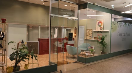 Entrée moderne de Fleur de Peau Tattoo Studio à Courbevoie, Île-de-France, FR, avec intérieur élégant.