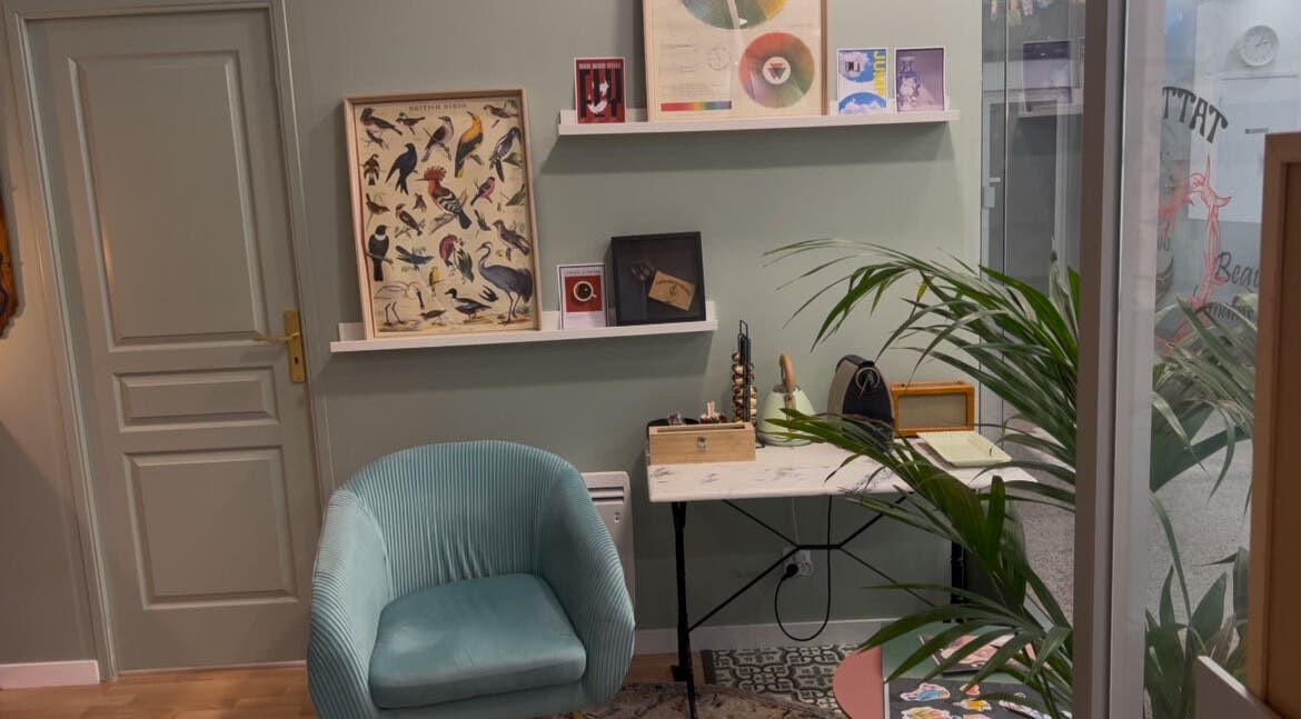 Coin salon stylé de Fleur de Peau Tattoo Studio à Courbevoie, Île-de-France, FR.