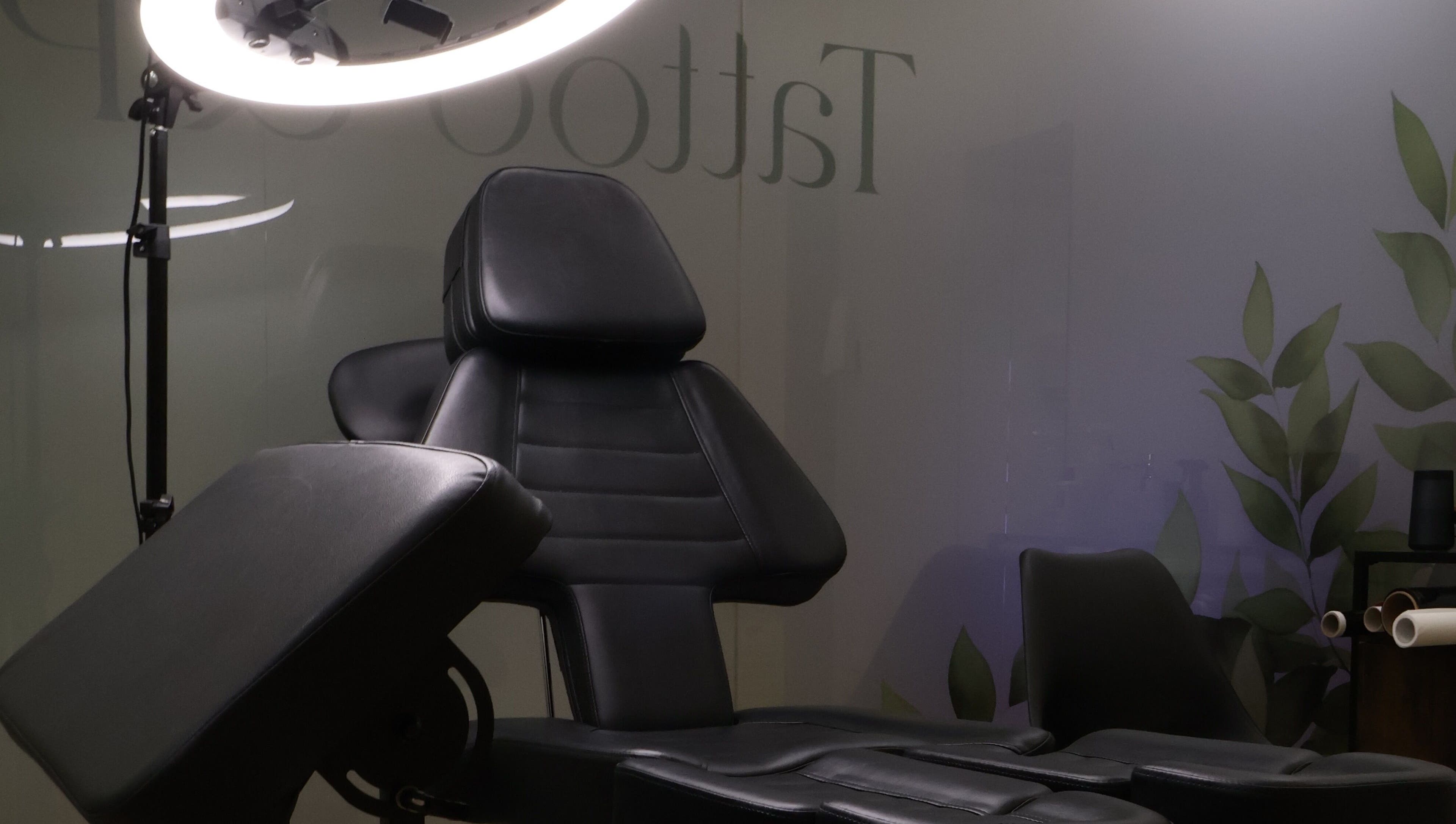 Chaise ergonomique chez Fleur de Peau Tattoo Studio à Courbevoie, Île-de-France, FR pour séances de tatouage.