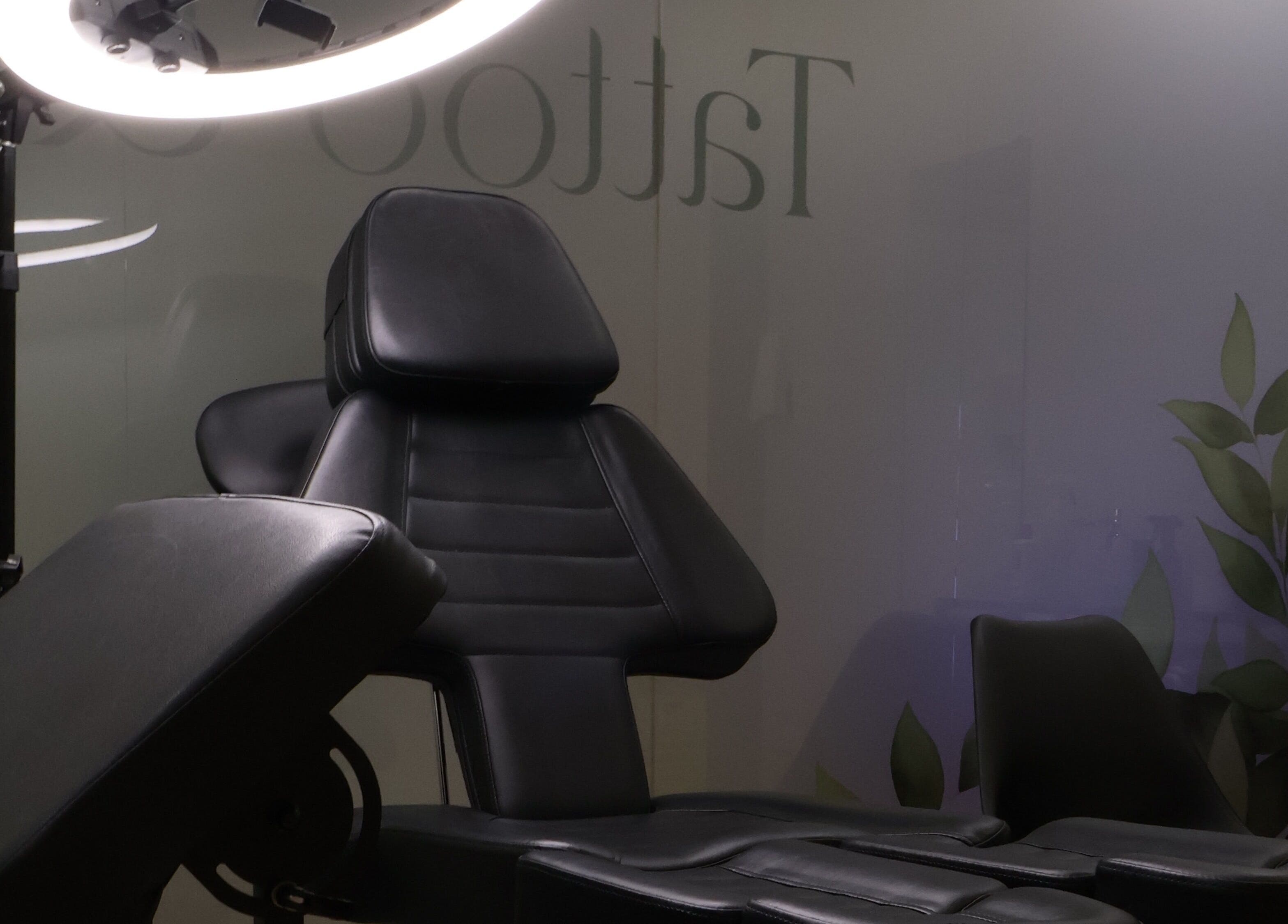 Chaise ergonomique chez Fleur de Peau Tattoo Studio à Courbevoie, Île-de-France, FR pour séances de tatouage.