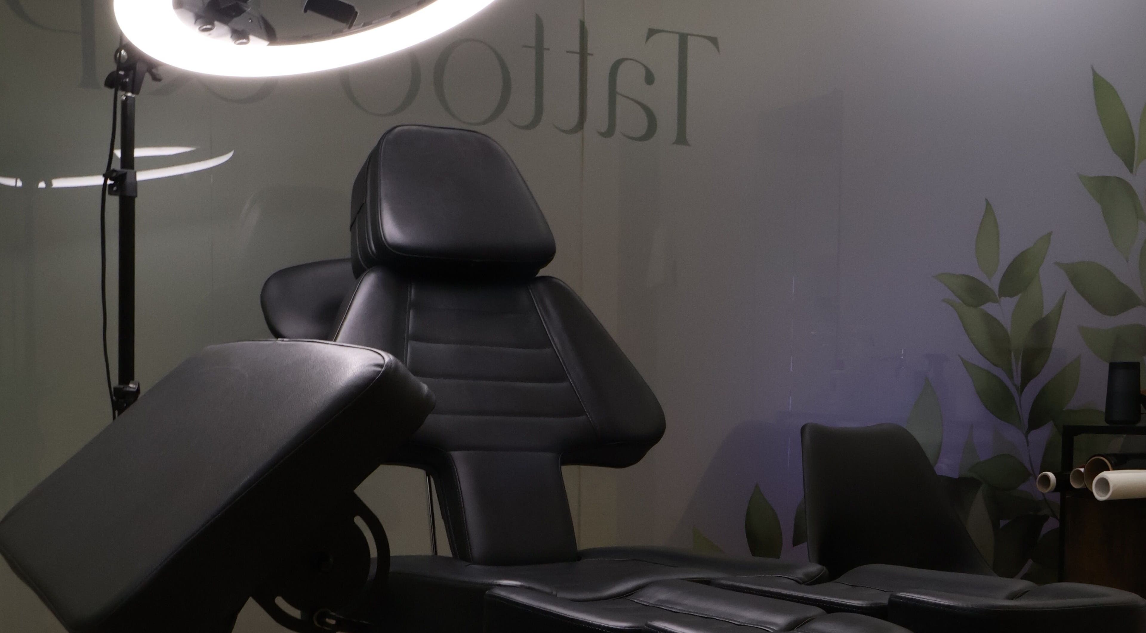 Chaise ergonomique chez Fleur de Peau Tattoo Studio à Courbevoie, Île-de-France, FR pour séances de tatouage.