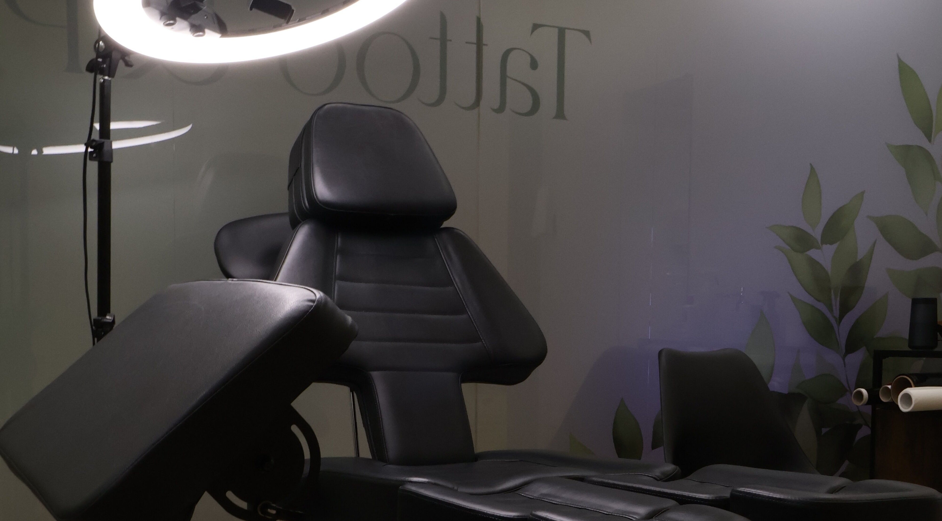 Chaise ergonomique chez Fleur de Peau Tattoo Studio à Courbevoie, Île-de-France, FR pour séances de tatouage.