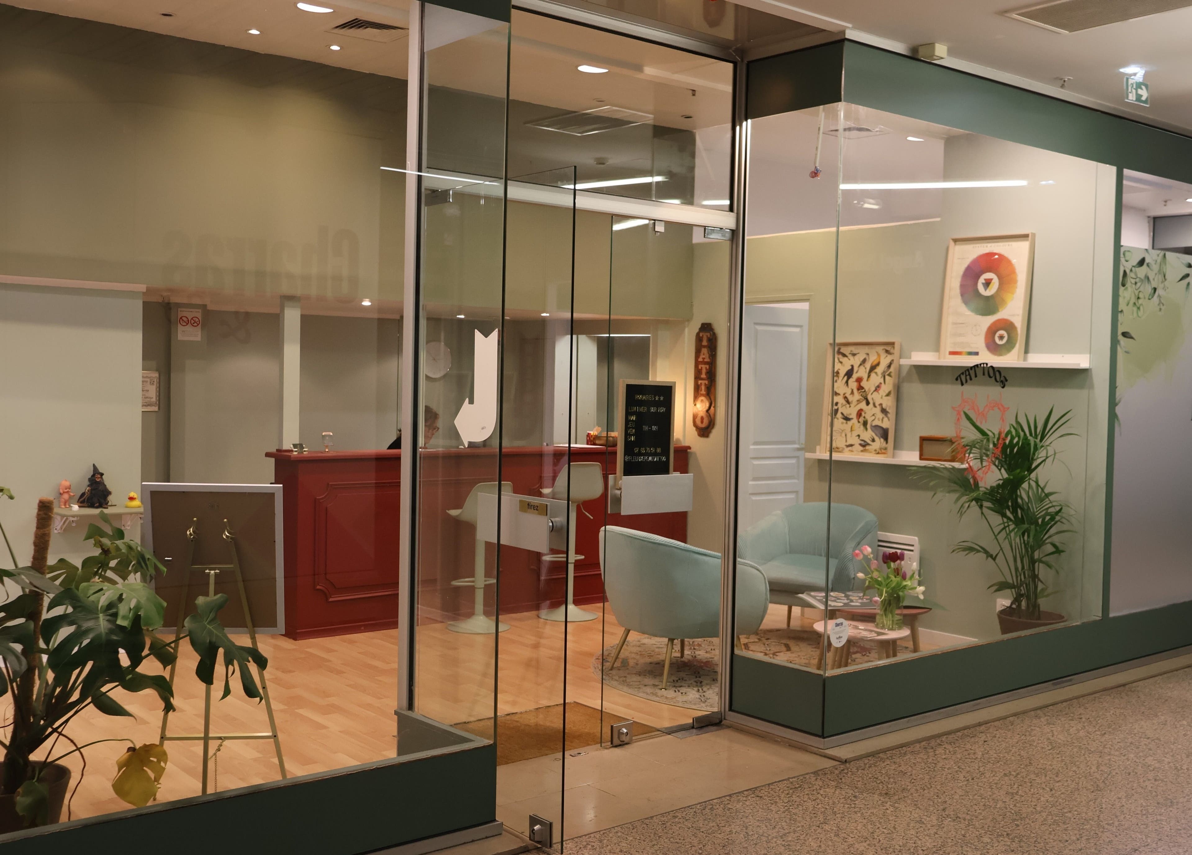 Fleur de Peau Tattoo Studio, Courbevoie, Île-de-france, FR, présente une entrée vitrée élégante et accueillante.