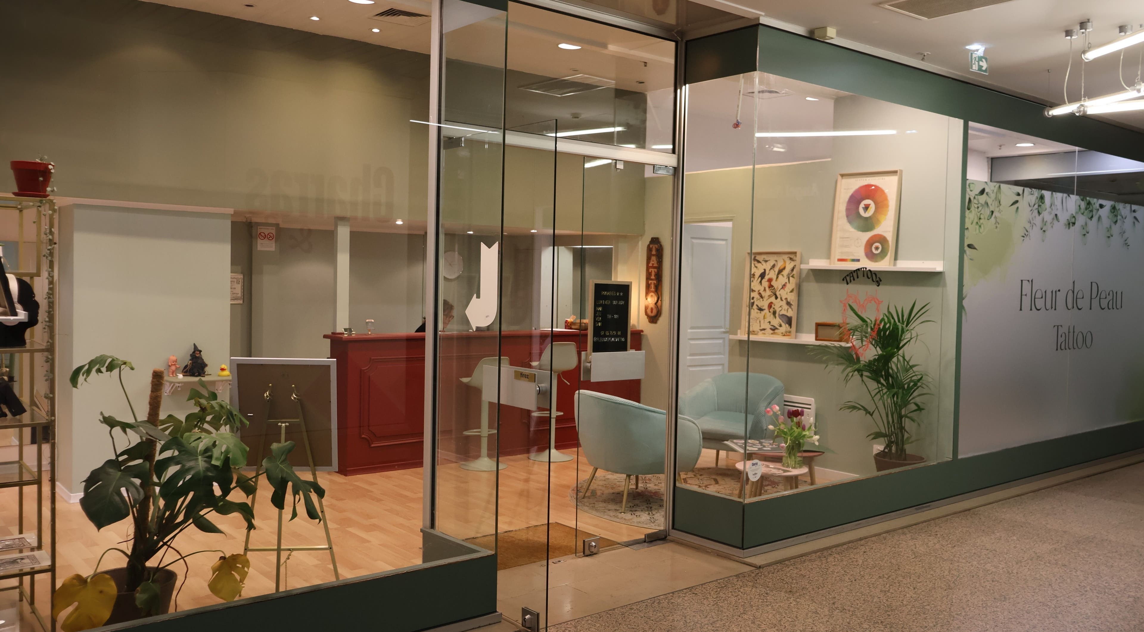 Fleur de Peau Tattoo Studio, Courbevoie, Île-de-france, FR, présente une entrée vitrée élégante et accueillante.