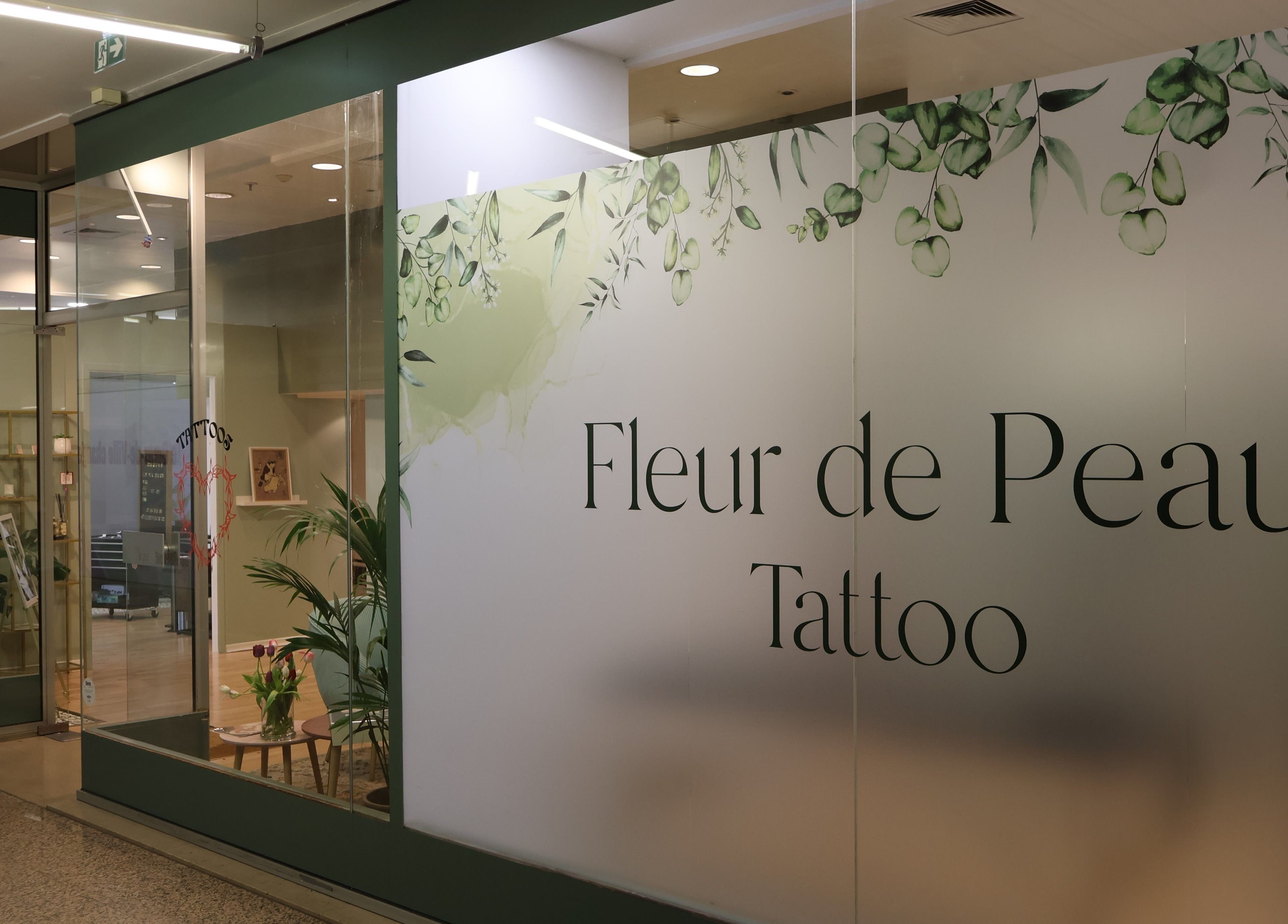 Entrée moderne de Fleur de Peau Tattoo Studio, Courbevoie, Île-de-France, FR.