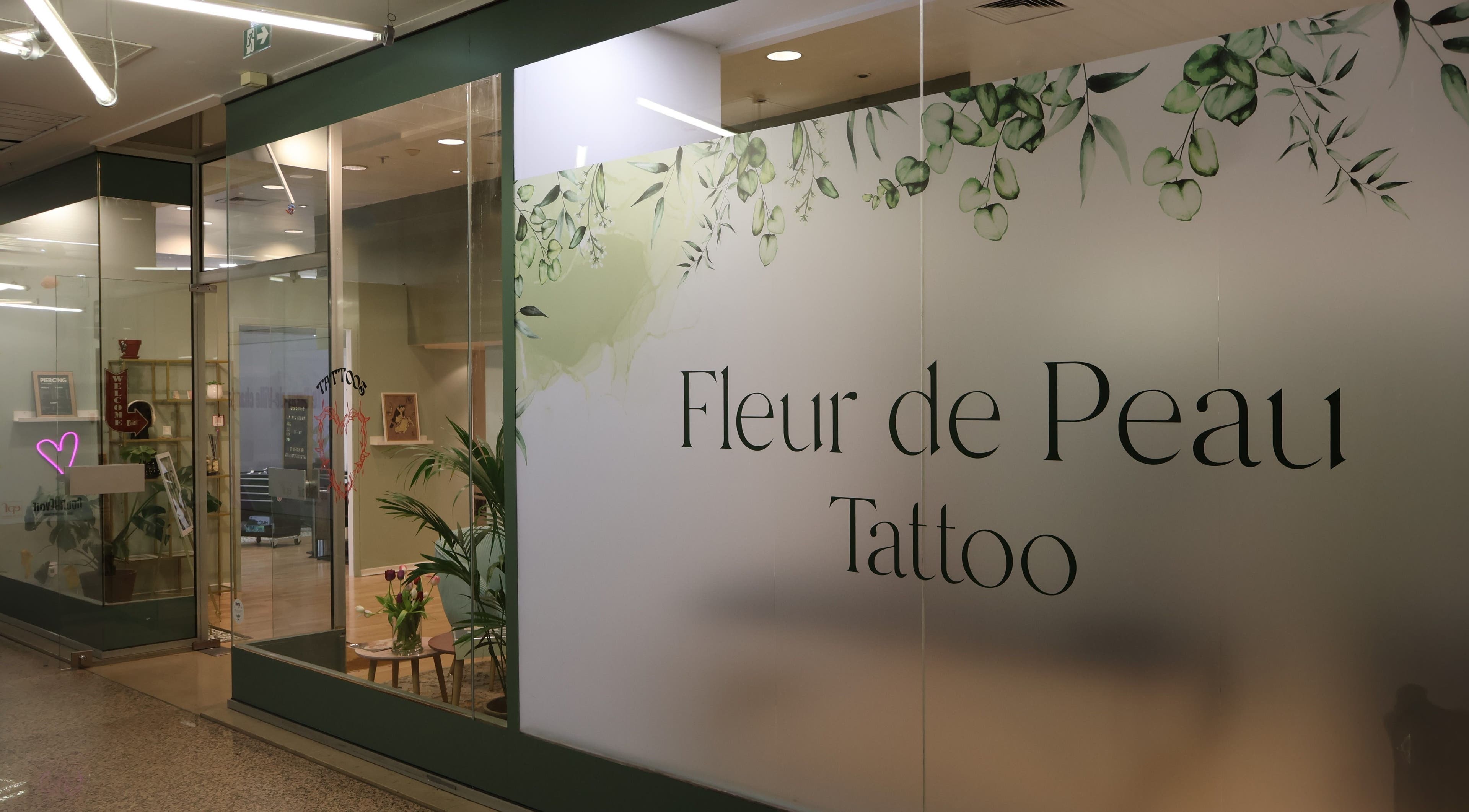 Entrée moderne de Fleur de Peau Tattoo Studio, Courbevoie, Île-de-France, FR.