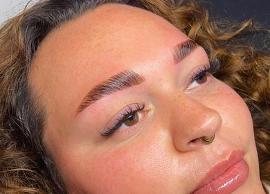 Sobrancelhas estilizadas no Studio Maibeauty, Portimão, Faro, PT. Realce natural e elegante.