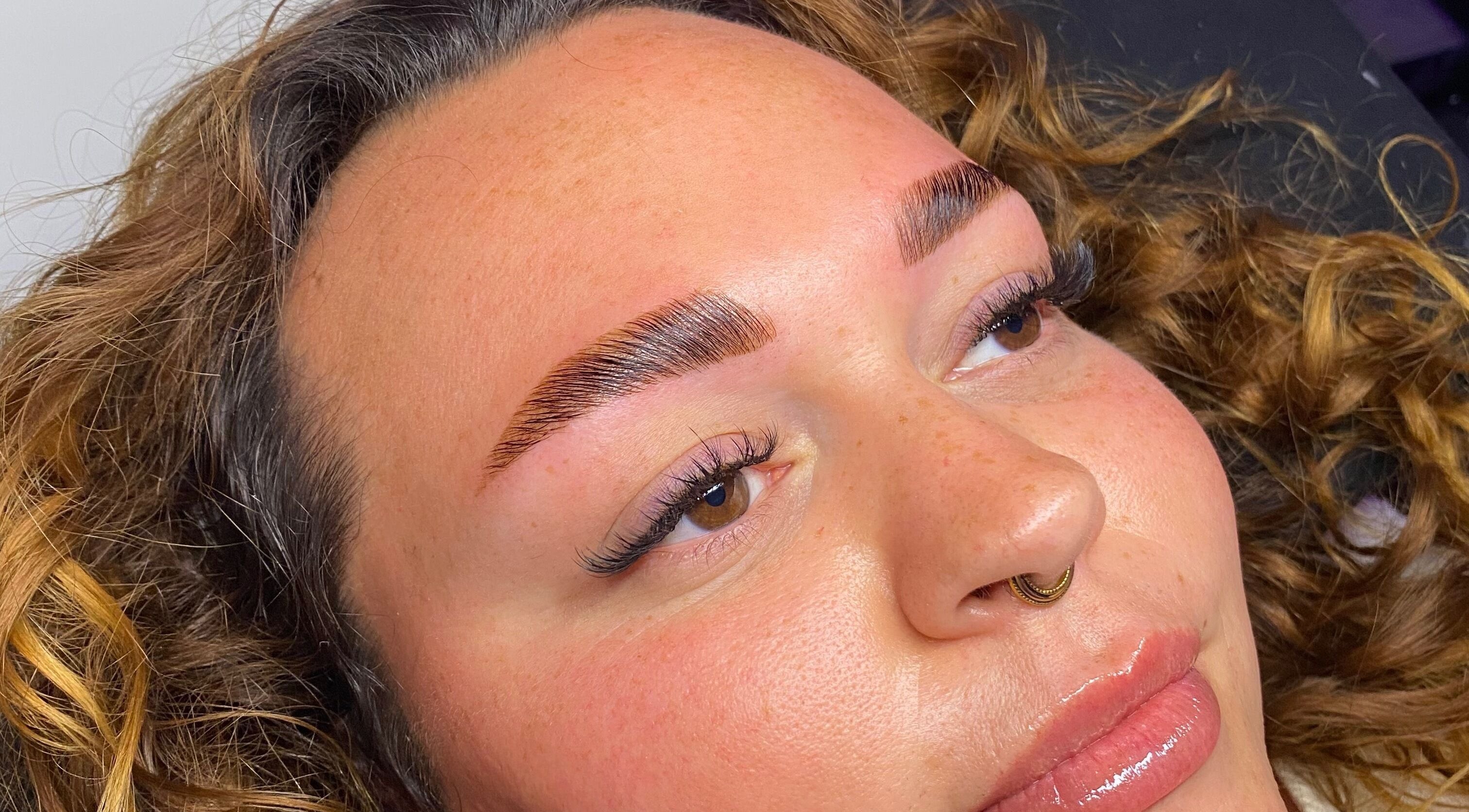 Sobrancelhas estilizadas no Studio Maibeauty, Portimão, Faro, PT. Realce natural e elegante.