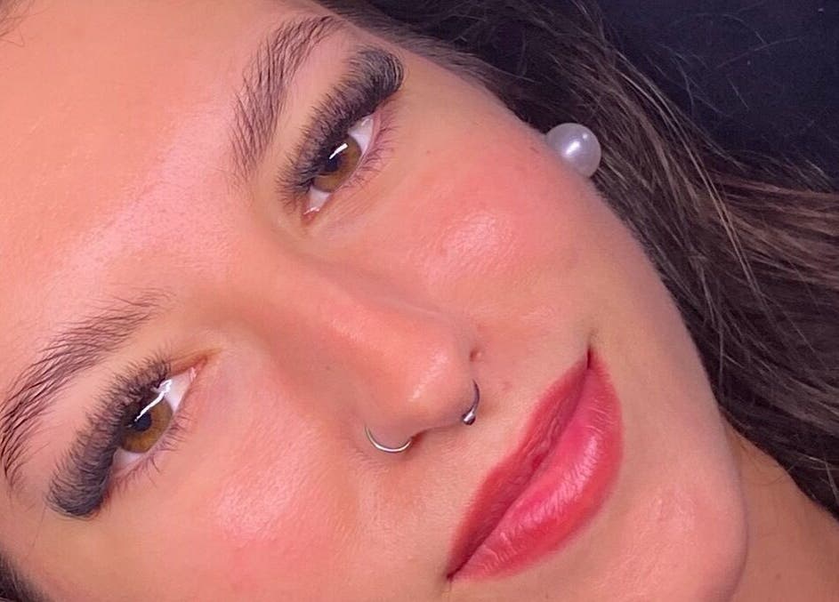 Mulher com extensões de cílios em Studio Maibeauty, Portimão, Faro, PT, destacando beleza e elegância.