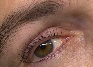 Close-up de sobrancelha elegante em Studio Maibeauty, Portimão, Faro, PT, mostrando beleza natural.
