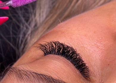 Aplicação de extensão de cílios no Studio Maibeauty, Portimão, Faro, PT.