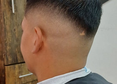 Corte de cabello preciso en Wayra Barber Shop, Bogotá, D.c., Bogotá, D.c., CO.