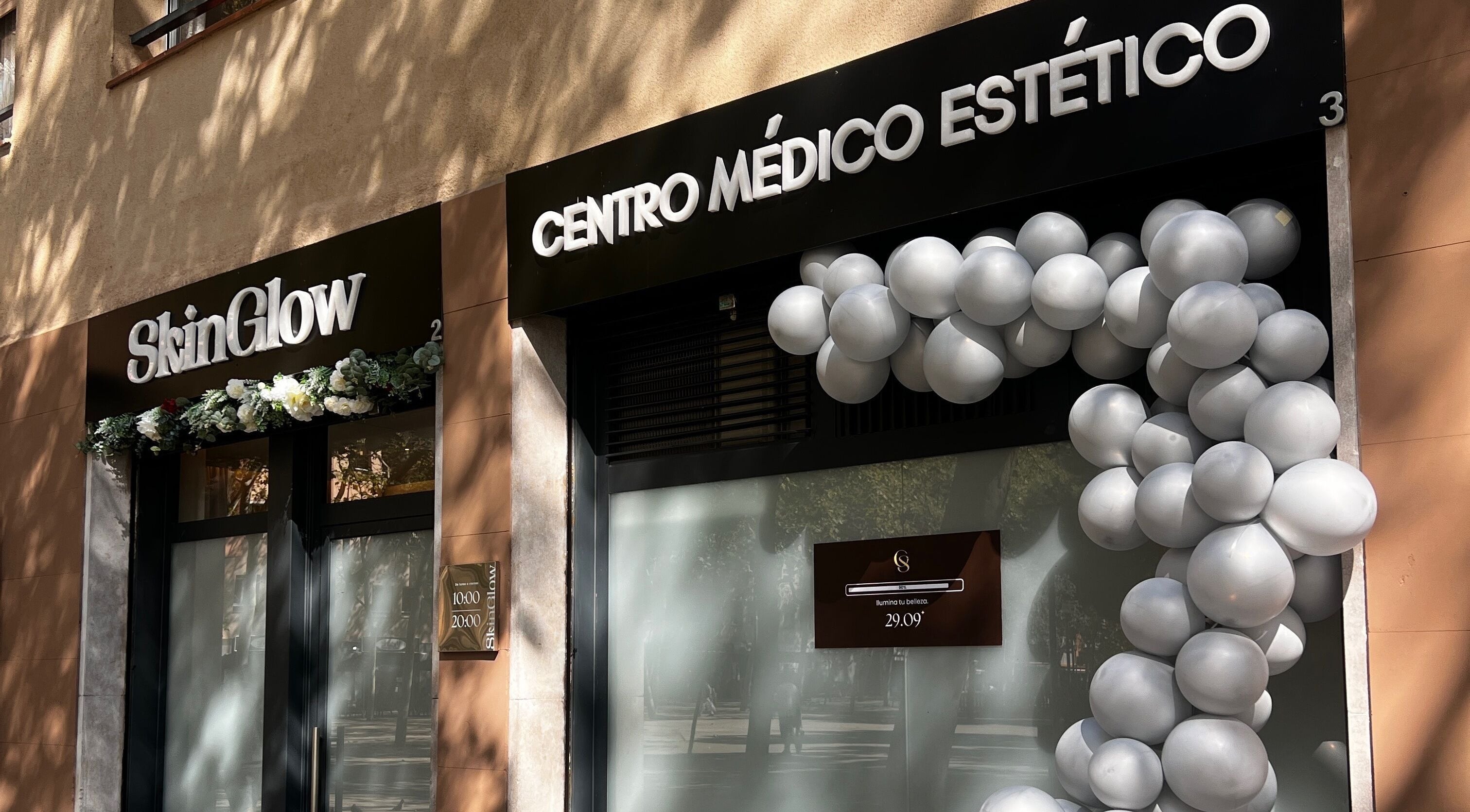 Exterior de SkinGlow, centro médico estético con decoración de globos en Barcelona, Catalunya, ES.