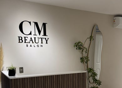 Recepción elegante de CMBeauty en La Reina, Región Metropolitana, CL, destacando su diseño moderno y acogedor.