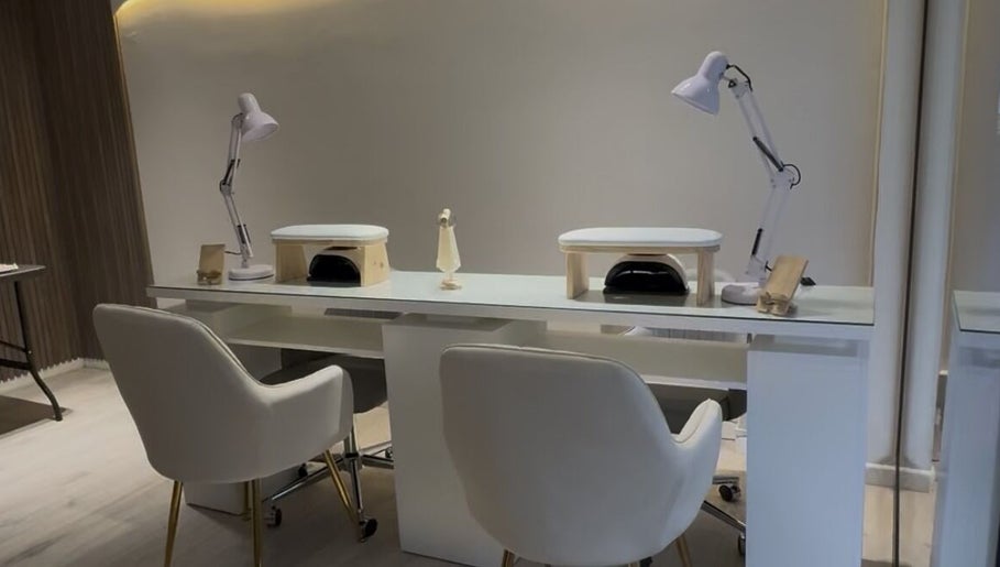 Estación de manicura moderna en CMBeauty, La Reina, Región Metropolitana, CL.