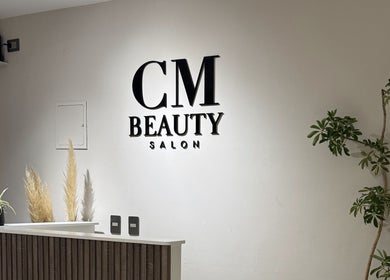 Entrada iluminada de CMBeauty en La Reina, Región Metropolitana, CL, con decoración elegante.