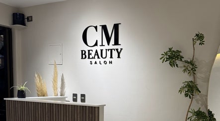 Entrada iluminada de CMBeauty en La Reina, Región Metropolitana, CL, con decoración elegante.