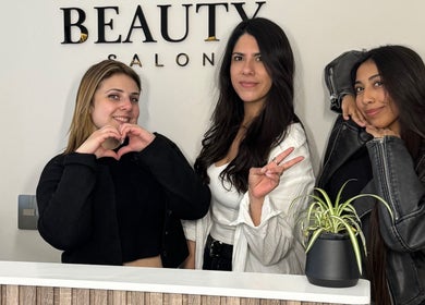 Equipo de CMBeauty recibiendo clientes con sonrisas en La Reina, Región Metropolitana, CL.